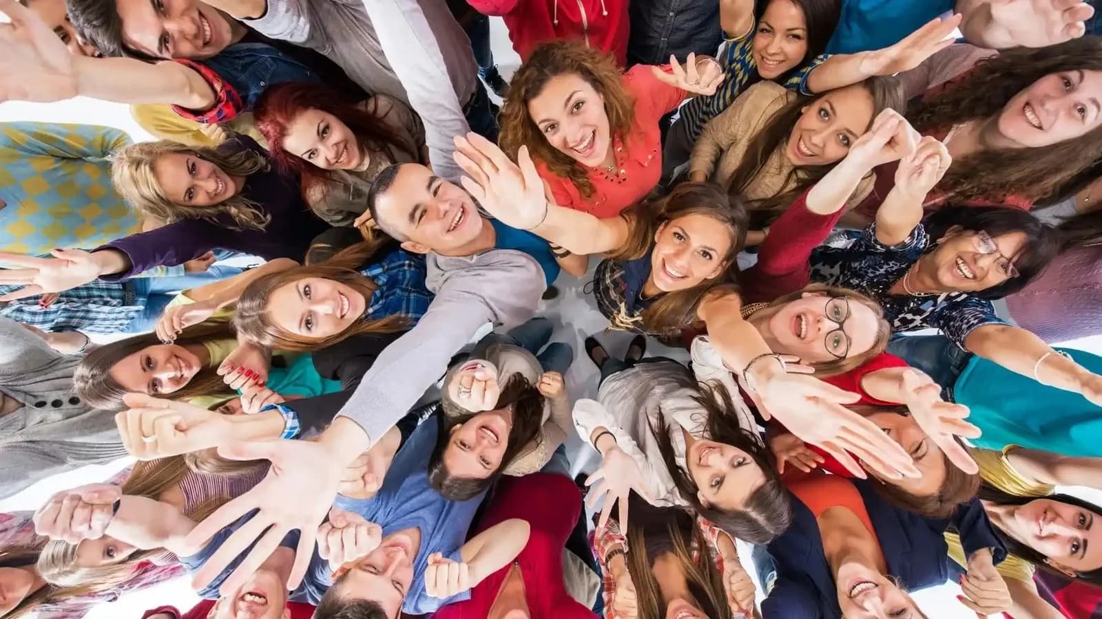 Team building 100 personnes : 15 formats et leurs prix réels