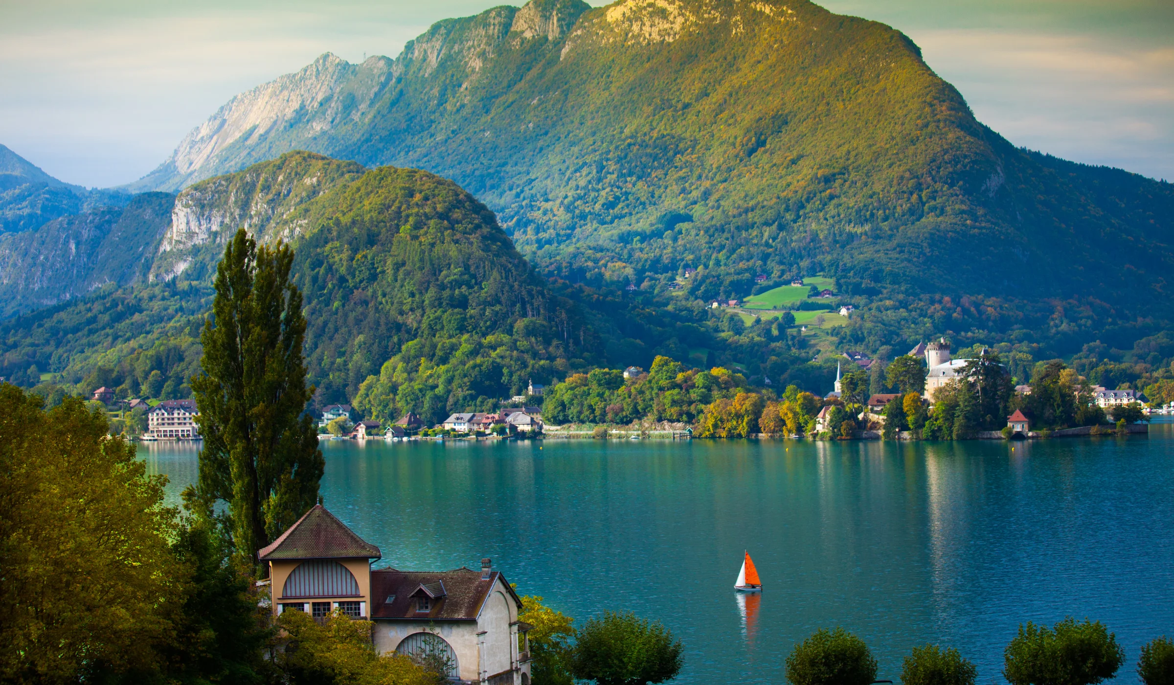 Lac d'Annecy et massif des Bornes