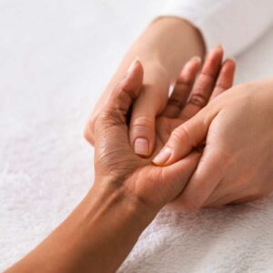 massage-des-mains-en-entreprise