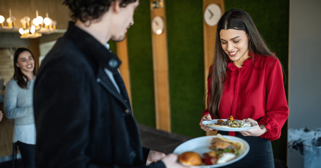 Des collègues qui prennent le petit déjeuner ensemble