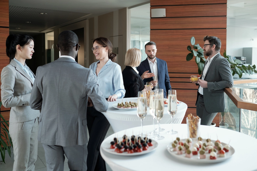 groupe de 5 personnes discutant durant un événement d'entreprise organisé