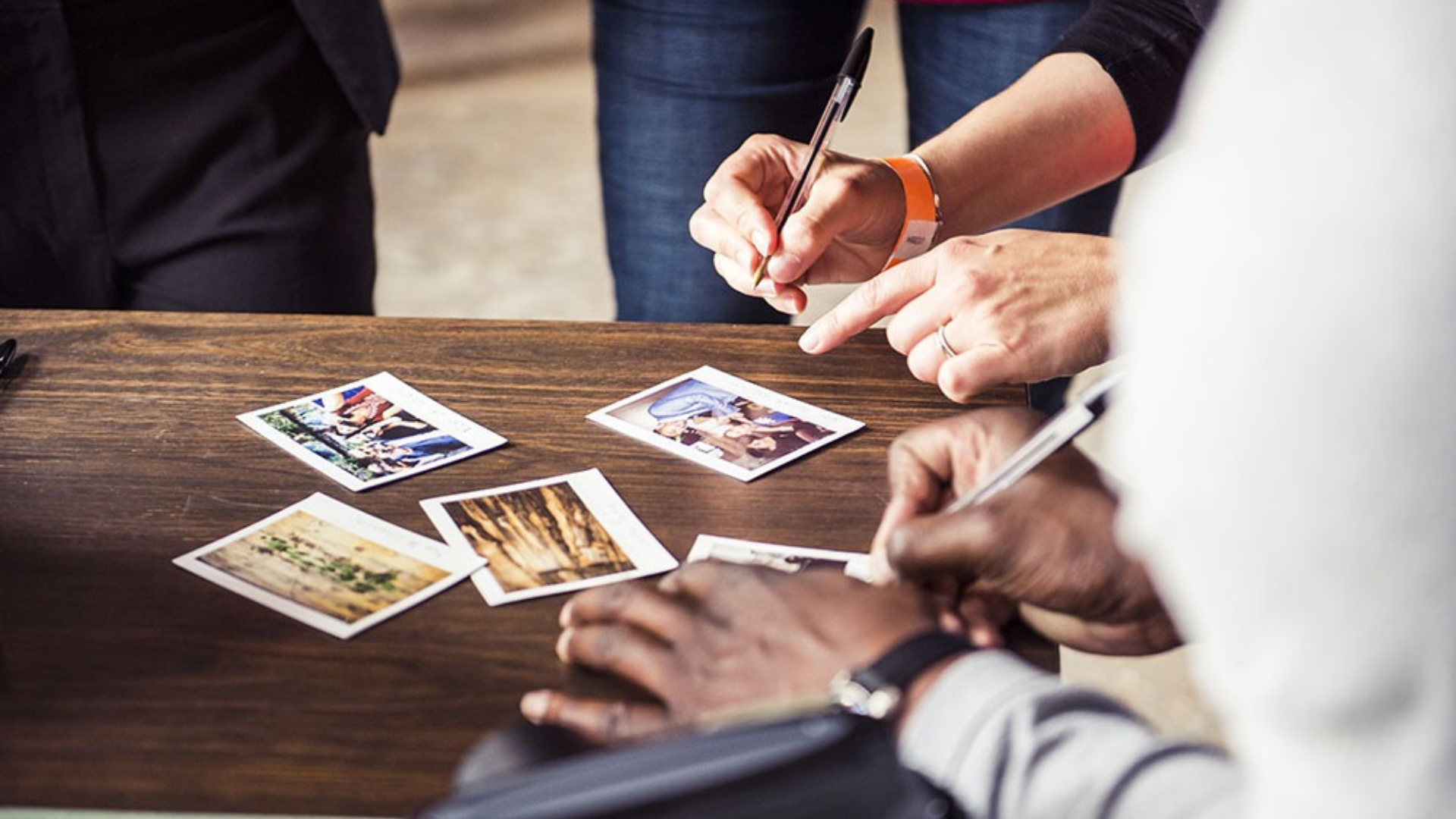 team building créatif ; activité créatif ; team building photo ; photo polaroid