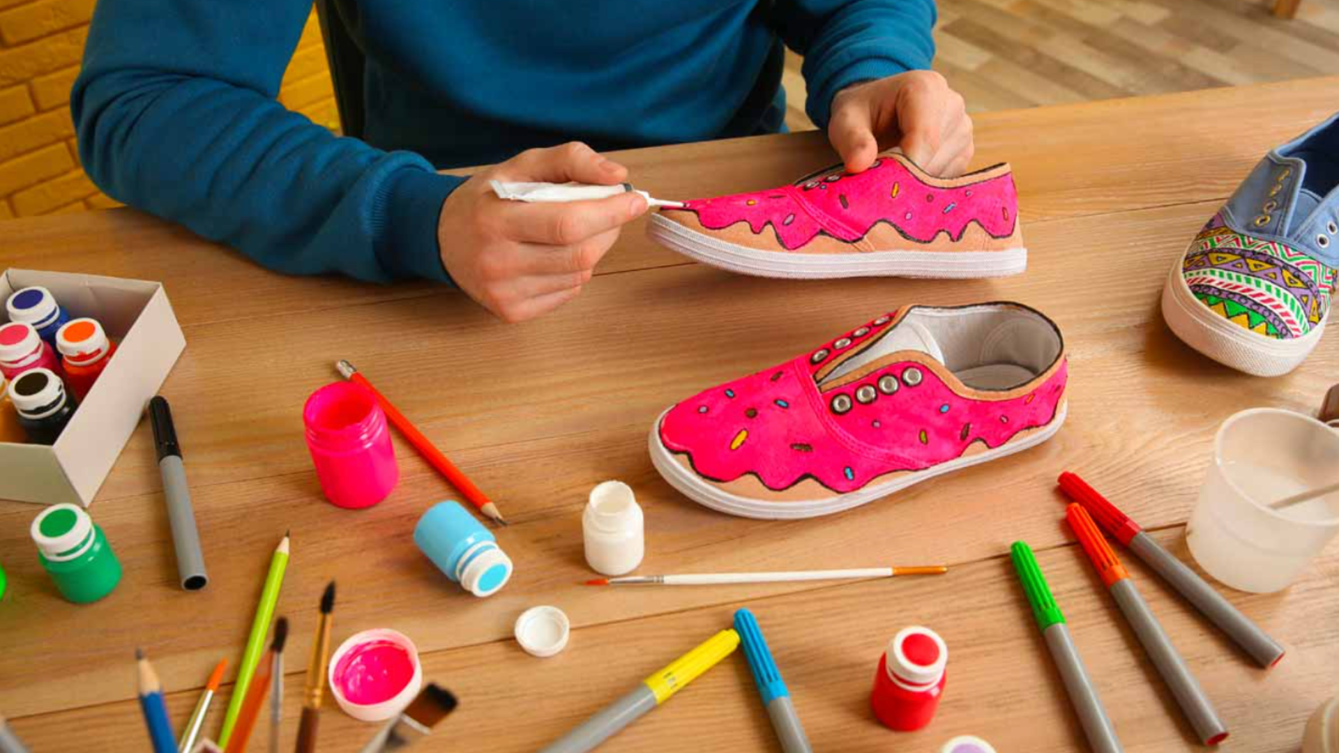 team building créatif ; atelier créatif ; customisation de sneakers ; créativité