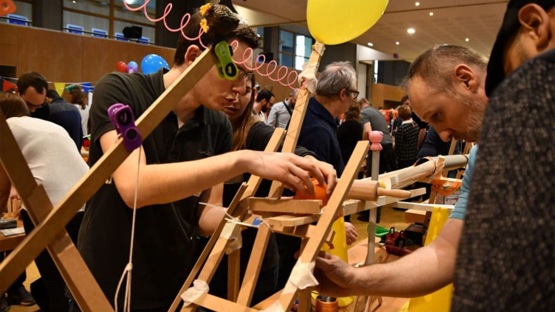 team building créatif ; atelier créatif ; réaction en chaîne ; esprit d'équipe