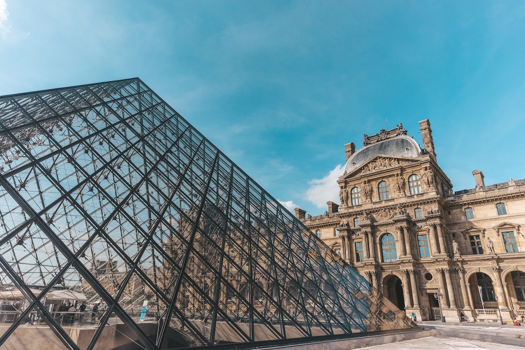 Photo du musée du Louvre à Paris et sa pyramide