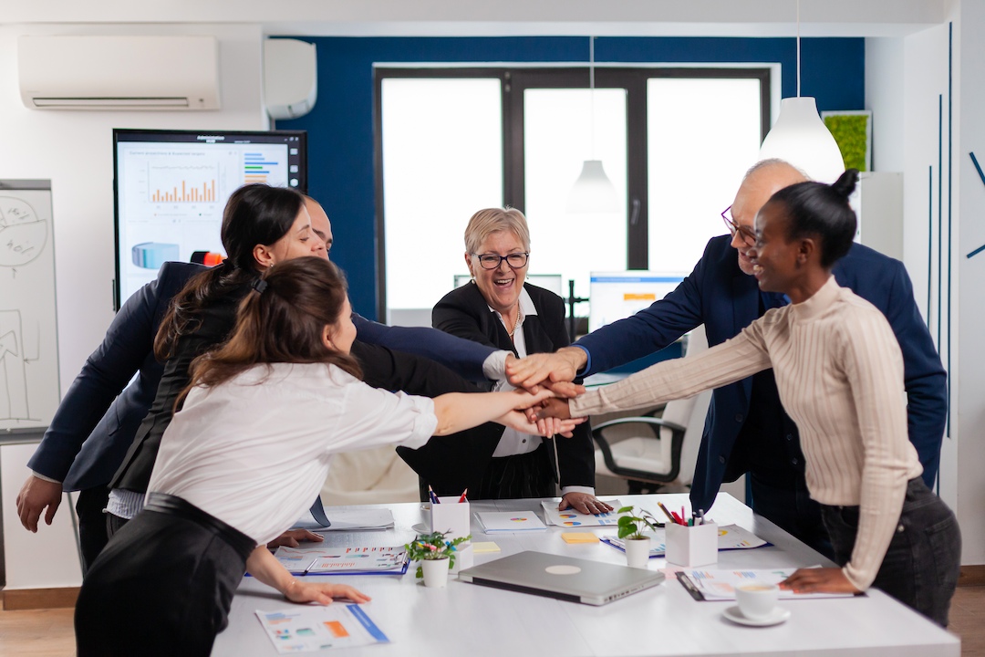 Photo d'une équipe de 6 collaborateurs lors d'un team building